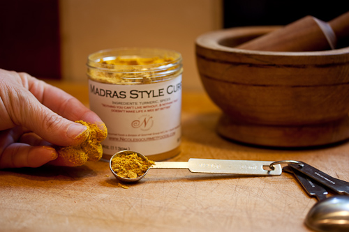 Pinch of Curry The amount of powdered herb or spice you can pinch is about 1/4 teaspoon