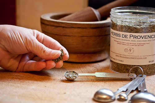 Small Herb Pinch Small pinch of dried herbs