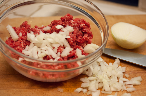 Add other flavors to the ground beef, such as garlic, jalapeÃ±o, goat cheese, or herbs